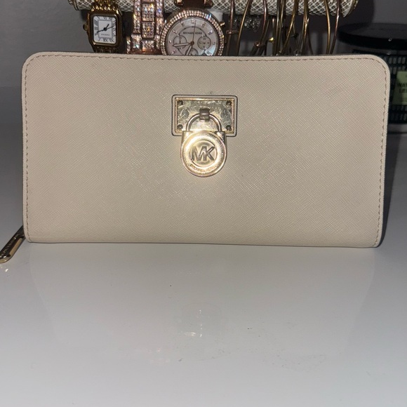 Michael Kors Beige Wallet with Gold Accents - Picture 1 of 3